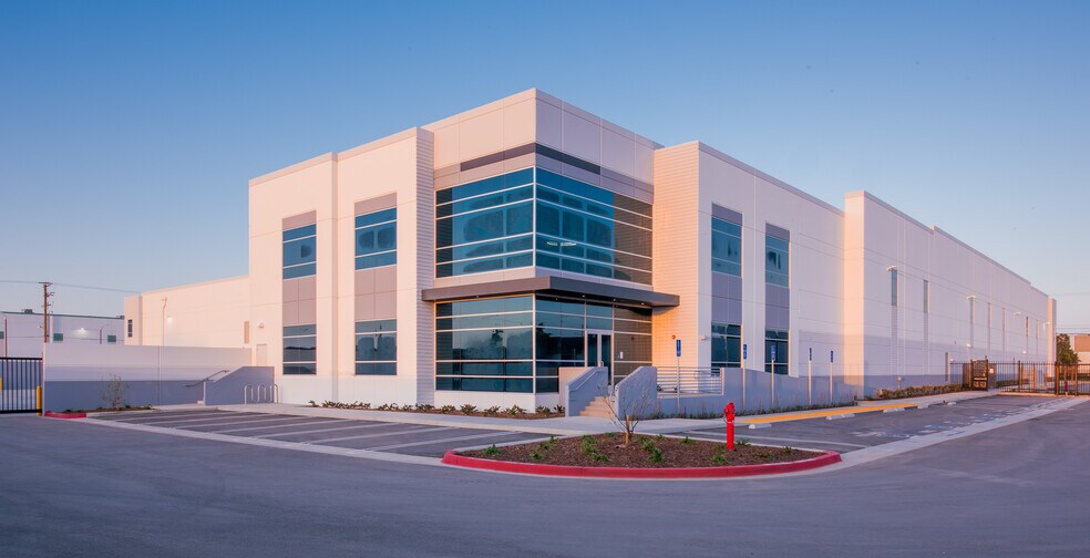 14220 S Main St, Los Angeles, CA à louer - Photo du bâtiment - Image 2 de 7