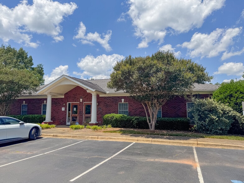 2423 Plantation Center Dr, Matthews, NC for lease - Building Photo - Image 3 of 6
