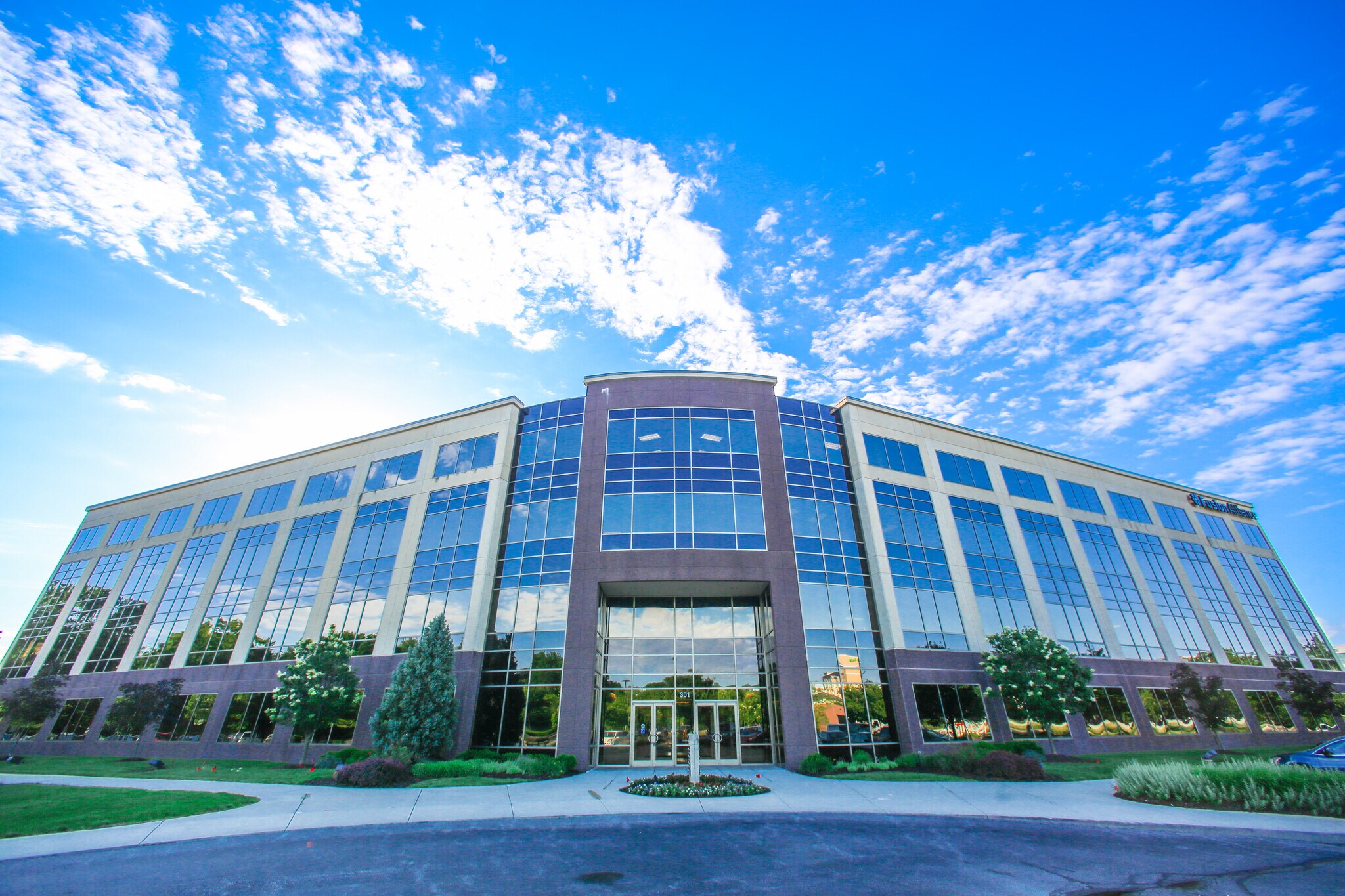 301 Pennsylvania Pky, Indianapolis, IN à louer Photo du bâtiment- Image 1 de 7