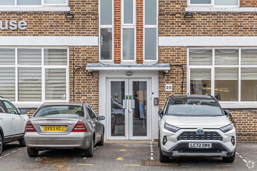 25 Lombard Rd, Londres à louer - Photo du bâtiment - Image 3 de 4
