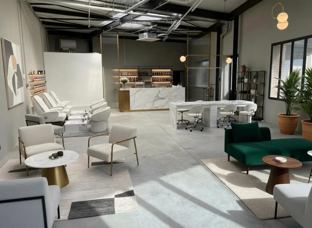 Flex in Asnières-sur-Oise for lease Interior Photo- Image 1 of 11