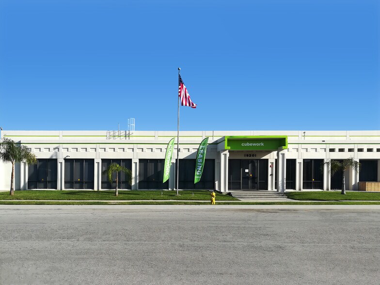 19201 S Reyes Ave, East Rancho Dominguez, CA à louer - Photo du bâtiment - Image 3 de 11