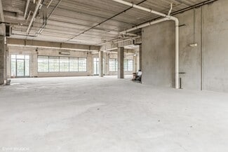 Plus de détails pour 160 S River St, Aurora, IL - Bureau/Commerce de détail, Commerce de détail à louer