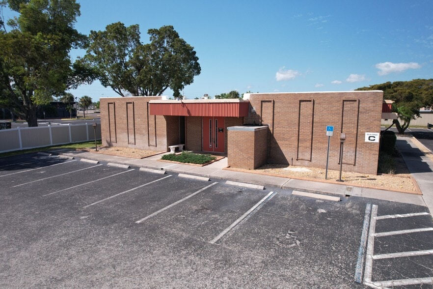 3900 Broadway, Fort Myers, FL for sale - Primary Photo - Image 1 of 54