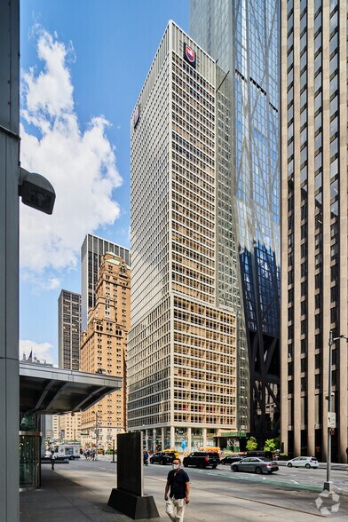 1330 Avenue of the Americas, New York, NY à louer - Photo du bâtiment - Image 1 de 14