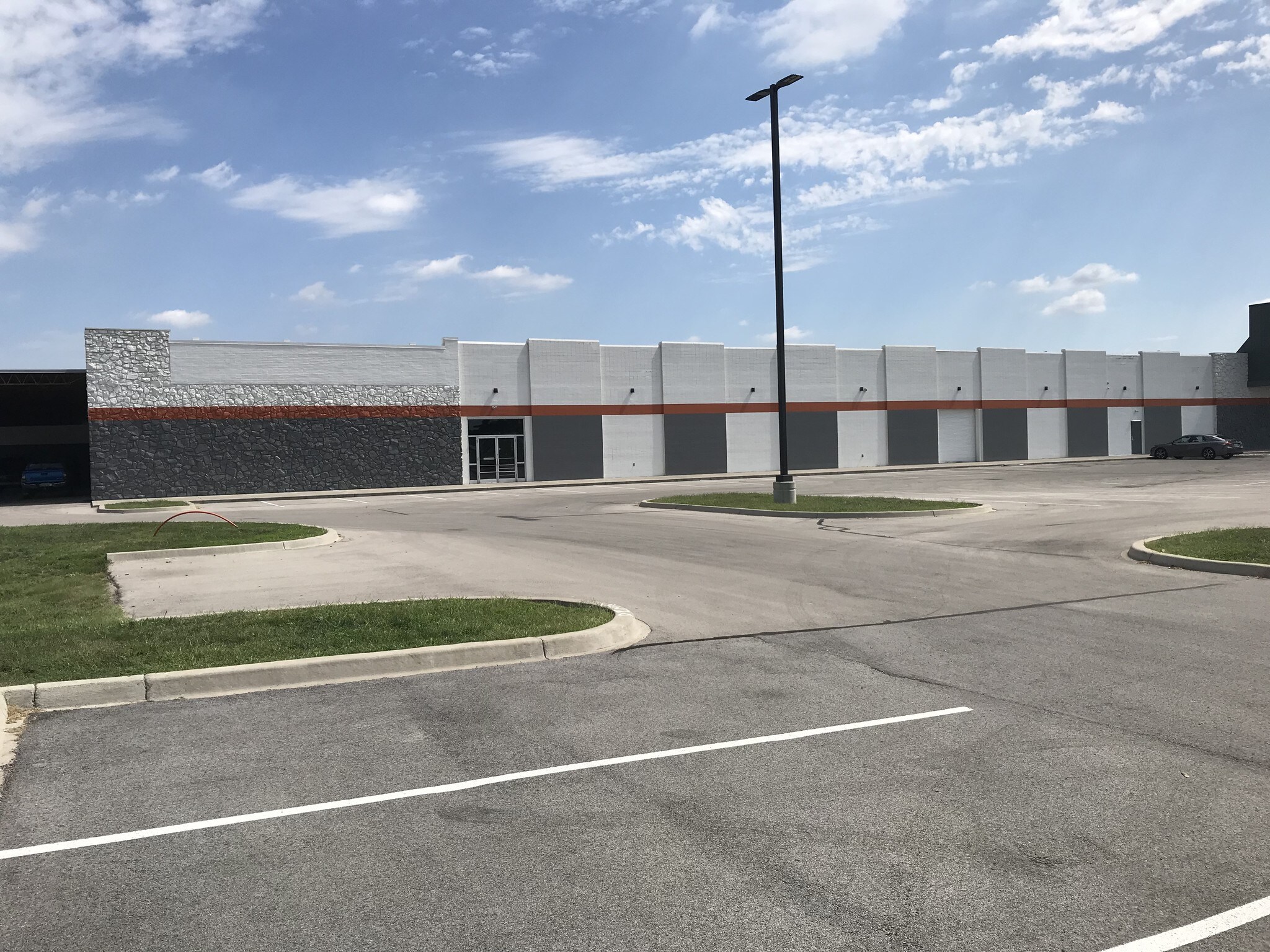 511 Little League Blvd, Clarksville, IN for lease Primary Photo- Image 1 of 2
