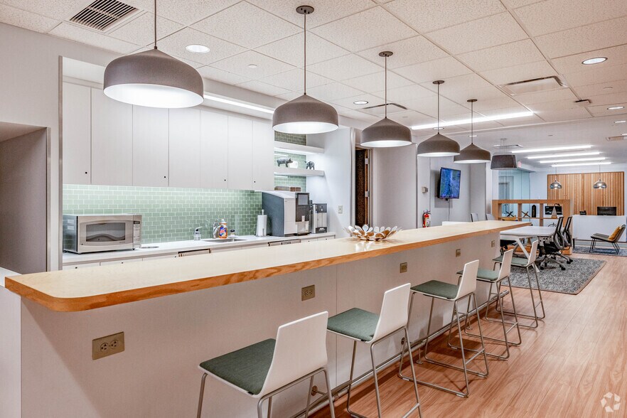 8044 Montgomery Rd, Cincinnati, OH à louer - Photo du bâtiment - Image 3 de 24
