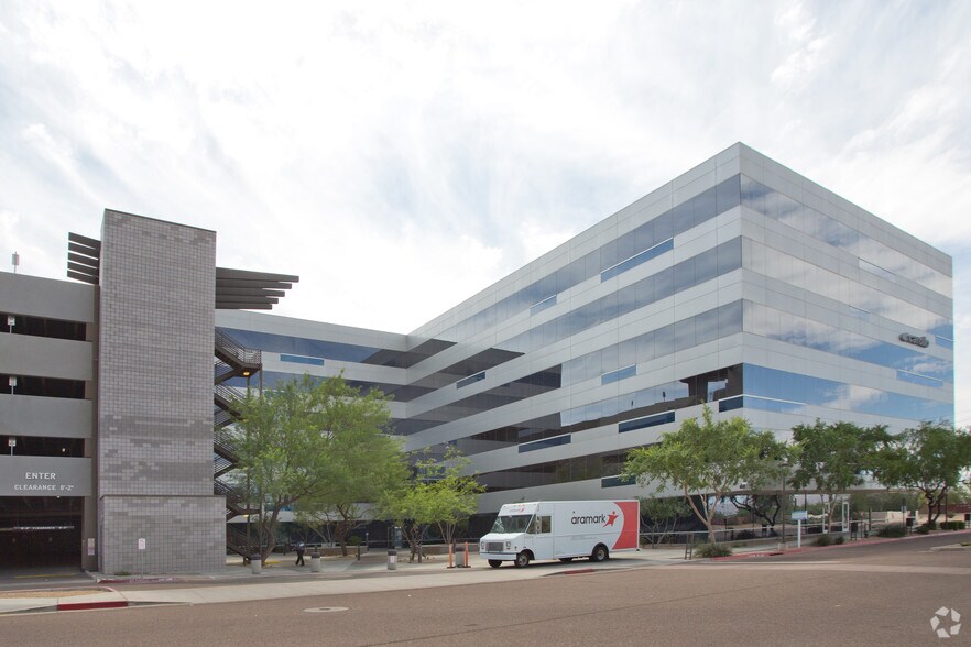 4600 E Washington St, Phoenix, AZ à louer - Photo du bâtiment - Image 3 de 12