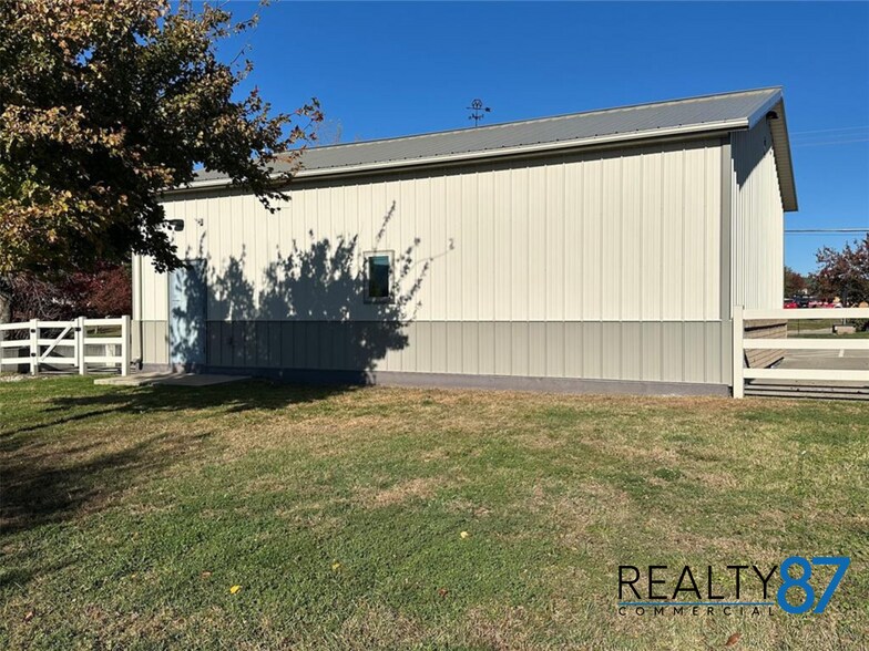 1210 N Center Point Rd, Hiawatha, IA à vendre - Photo du bâtiment - Image 3 de 12