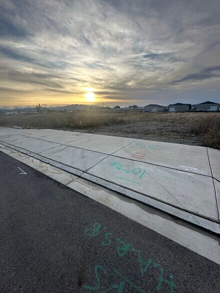 10059-10197 N Altas Rd, Hayden, ID à vendre - Photo du bâtiment - Image 2 de 5