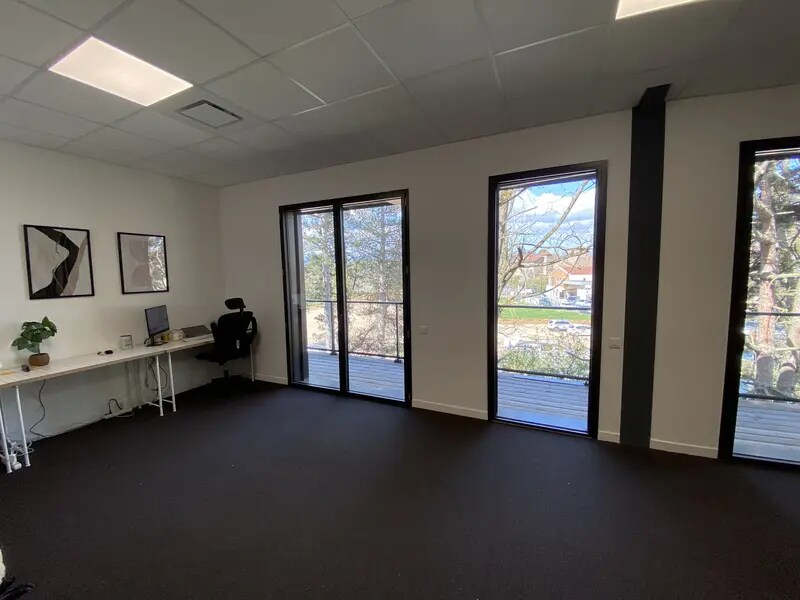 Office in Tassin-la-Demi-Lune for lease Interior Photo- Image 1 of 1