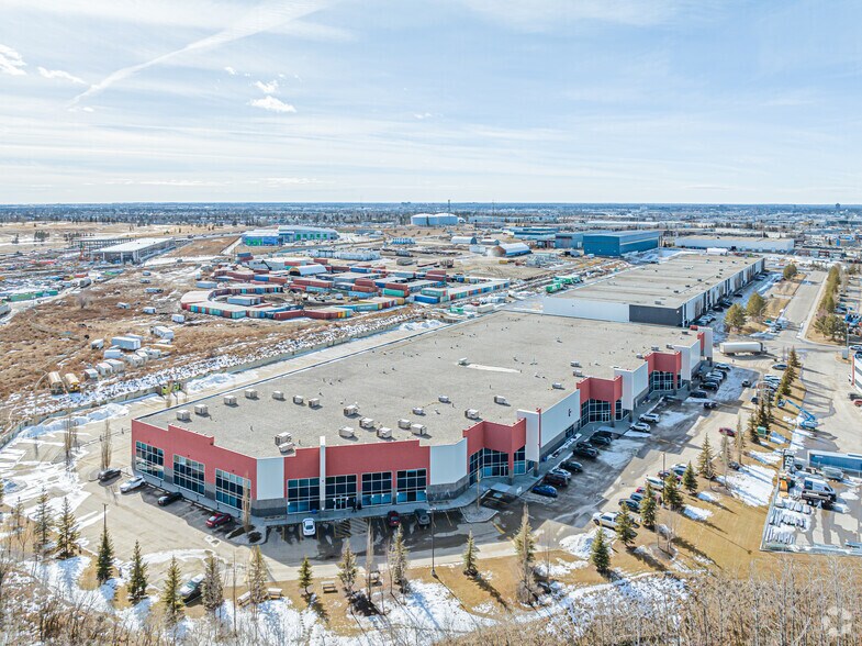 5613-5645 70 St NW, Edmonton, AB à louer - Aérien - Image 3 de 4