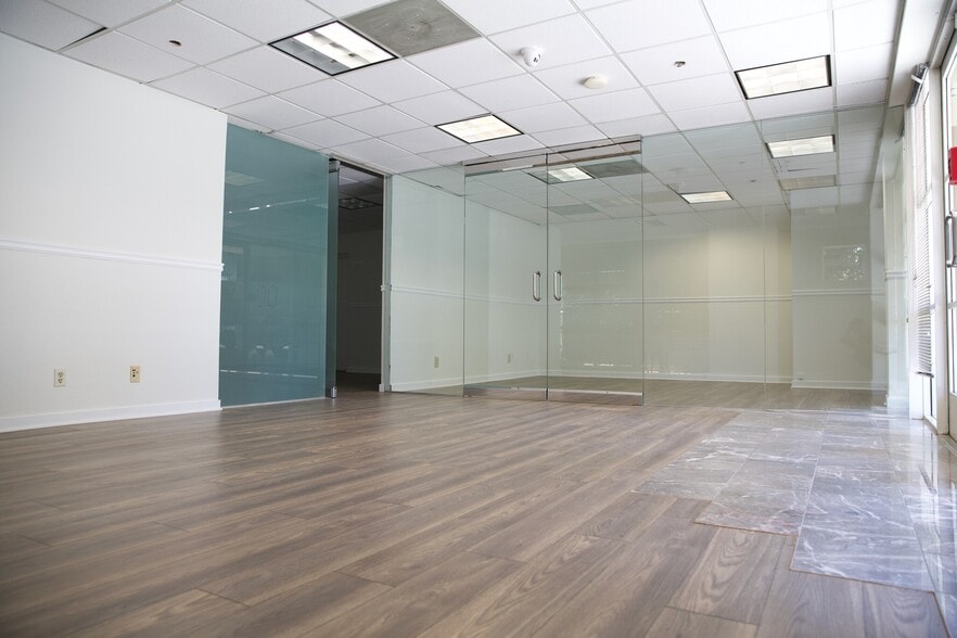 $100k PRICE REDUCTION - 2 Office Condos portfolio of 2 properties for sale on LoopNet.ca - Building Photo - Image 3 of 12