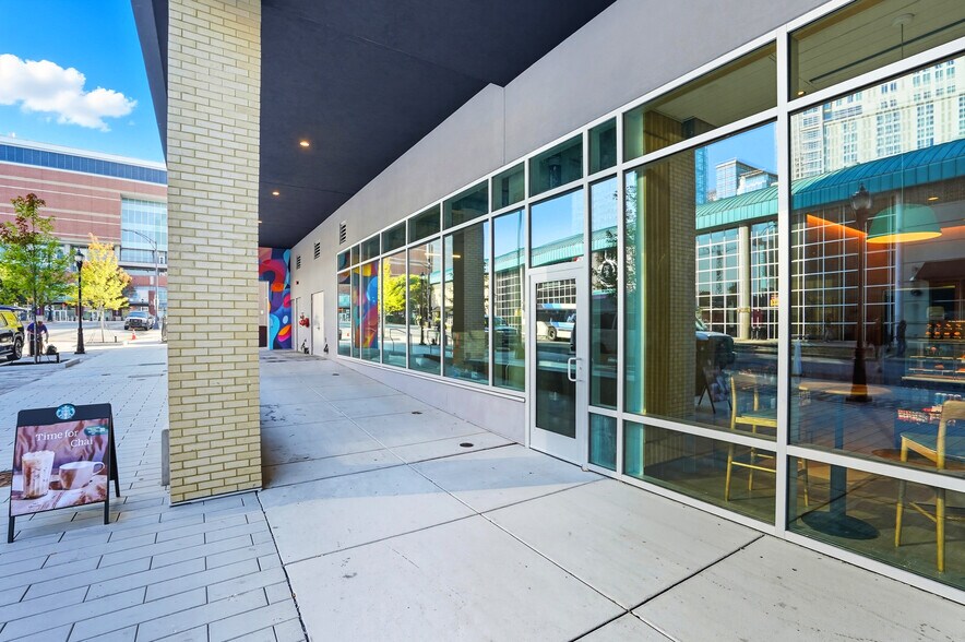 125 S Brevard St, Charlotte, NC à louer - Photo du bâtiment - Image 2 de 25