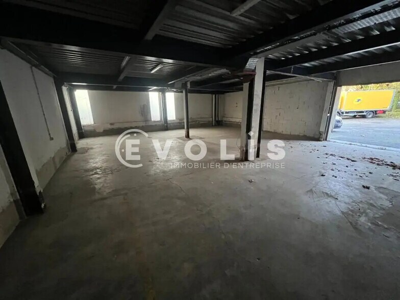 Flex in Croissy-Beaubourg for lease - Interior Photo - Image 2 of 11