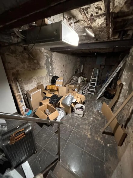 Retail in Paris for lease - Interior Photo - Image 2 of 3