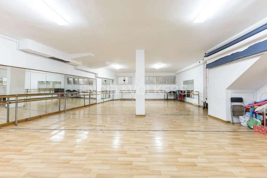 Amplio locales cerca de la Plaza Lesseps portfolio of 2 properties for sale on LoopNet.ca - Interior Photo - Image 3 of 25