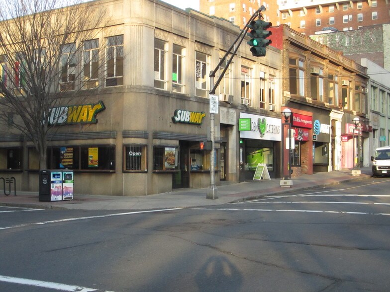 926 Chapel St, New Haven, CT à louer - Photo du bâtiment - Image 2 de 4