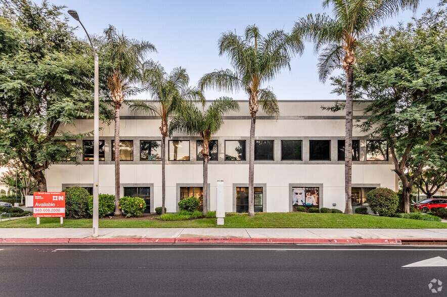 3140 Bear St, Costa Mesa, CA à louer - Photo du bâtiment - Image 2 de 5