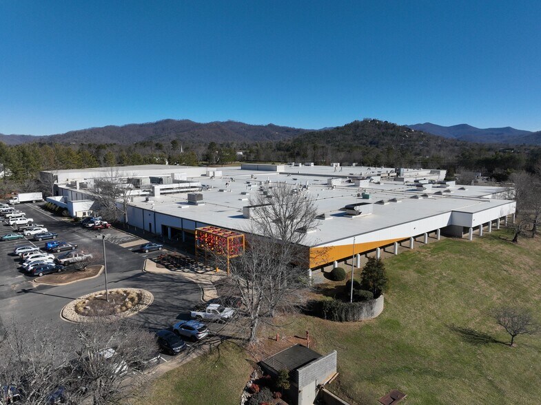 108 Monticello Rd, Weaverville, NC à louer - Communauté Matterport - Image 3 de 22
