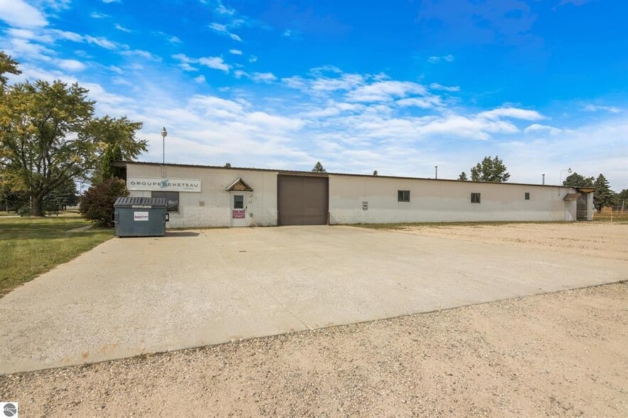 926 Frisbie St, Cadillac, MI à vendre - Photo du bâtiment - Image 2 de 12