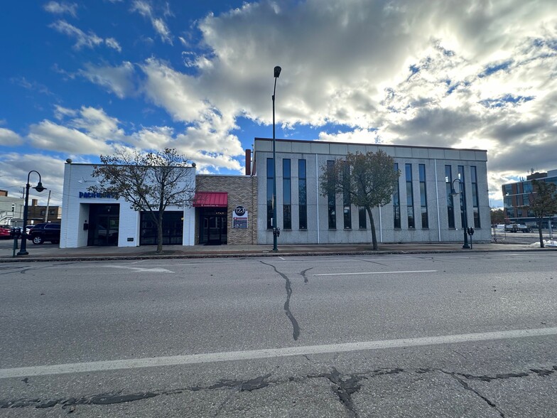 123 W Front St, Traverse City, MI for lease - Building Photo - Image 2 of 93