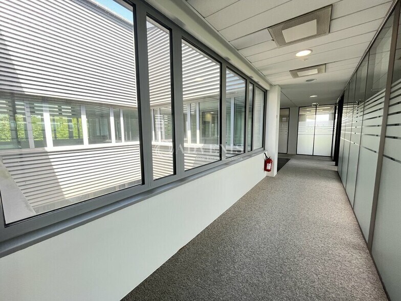 Office in Roissy En France for lease - Interior Photo - Image 2 of 10