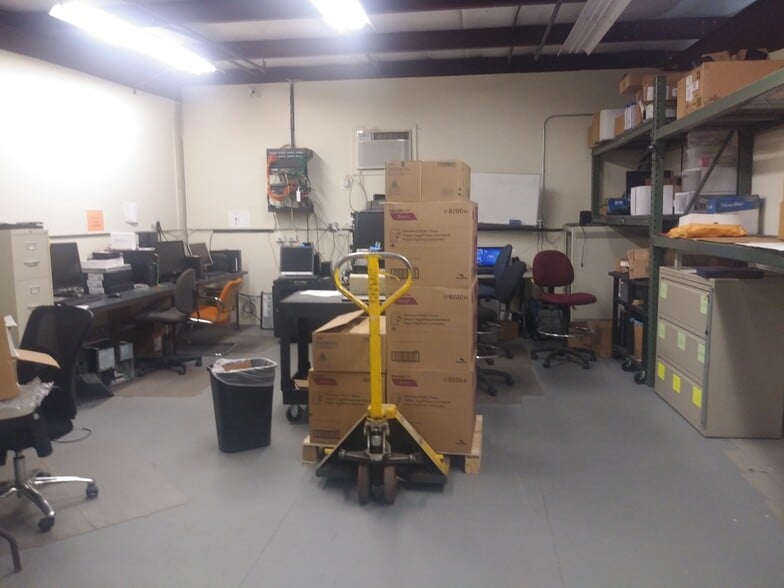 32 Mission St, Gardner, MA for sale - Interior Photo - Image 3 of 11