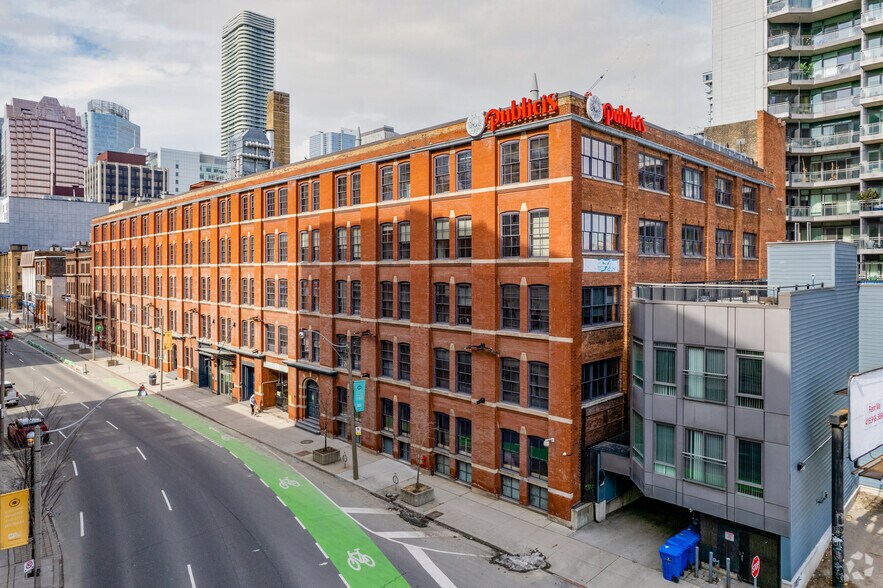111 Queen St E, Toronto, ON à louer - Photo du bâtiment - Image 1 de 11