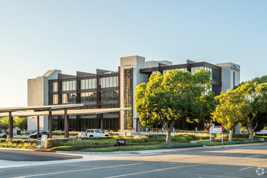 2082 Michelson Dr, Irvine, CA à louer - Photo du bâtiment - Image 2 de 4