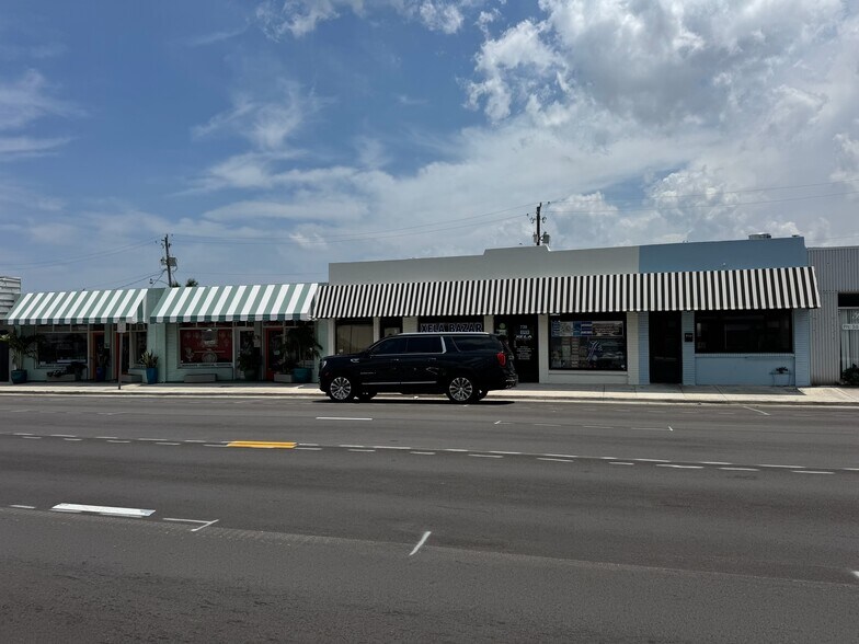 730-732 Belvedere Rd, West Palm Beach, FL à louer - Photo du bâtiment - Image 2 de 4