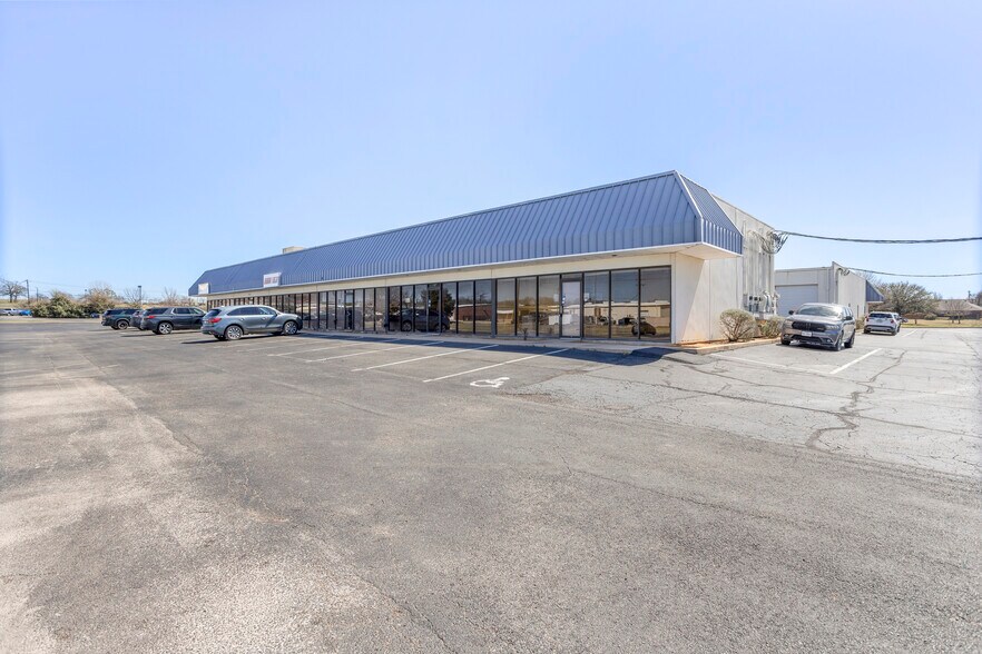 1540 Southtown Dr, Granbury, TX for lease - Building Photo - Image 2 of 6