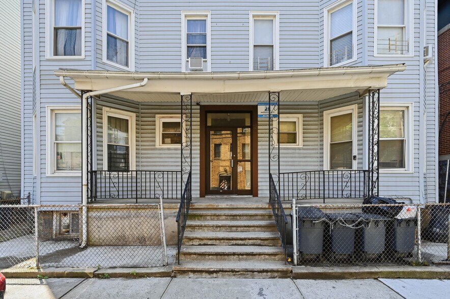 12 Radford St, Yonkers, NY à vendre - Photo du bâtiment - Image 2 de 47