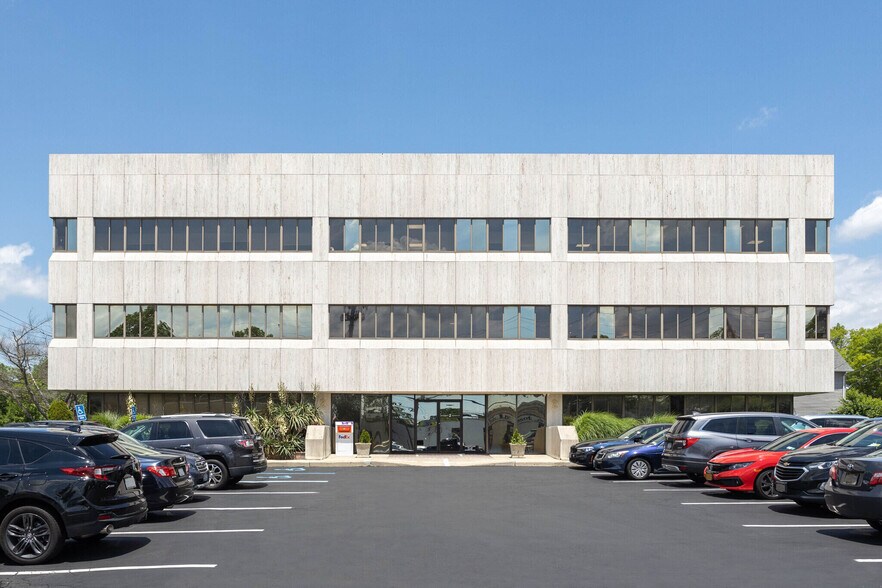 2 Roosevelt Ave, Syosset, NY à louer - Photo du bâtiment - Image 3 de 10