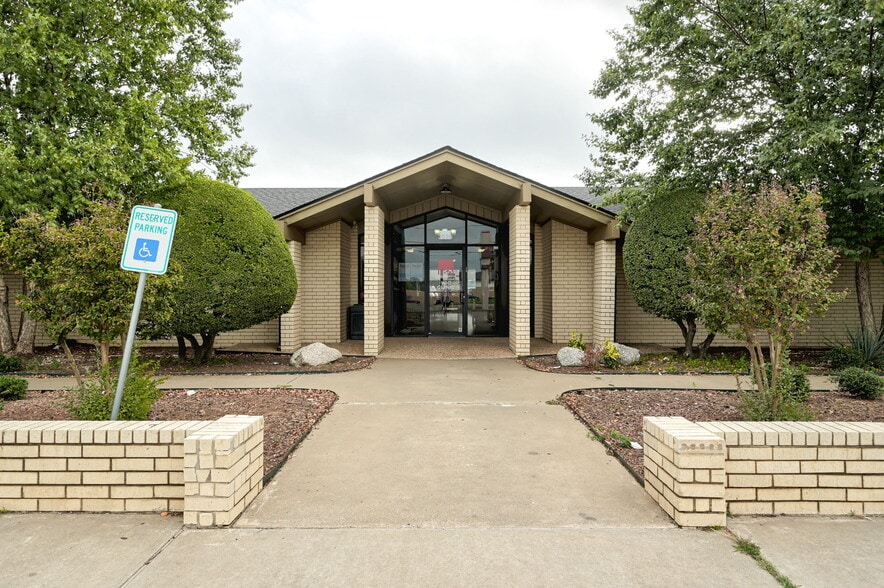 3530 N MacArthur Blvd, Oklahoma City, OK for sale - Building Photo - Image 3 of 36