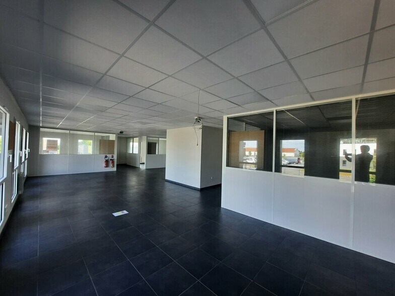 Office in Boos for sale - Interior Photo - Image 2 of 9