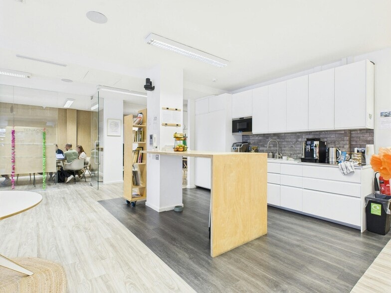 9 Bell Yard Mews, London for sale - Building Photo - Image 2 of 17