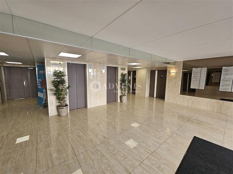 Bureau dans Créteil à louer - Hall d’entrée - Image 3 de 10