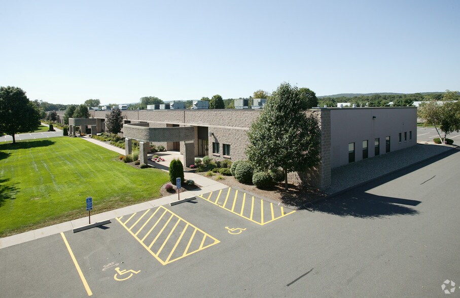 29-35 Griffin Rd S, Bloomfield, CT à louer - Photo du bâtiment - Image 2 de 8