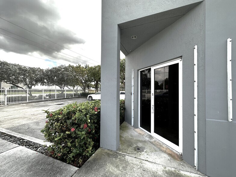 3300 NW 112th Ave, Miami, FL à louer - Photo du bâtiment - Image 2 de 14