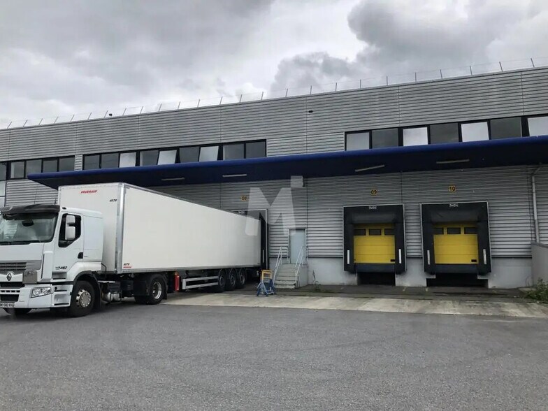 Flex dans Combs-la-Ville à louer - Photo du bâtiment - Image 2 de 5