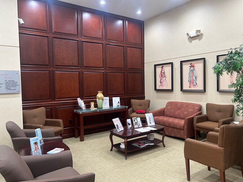 864 W Jericho Tpke, Huntington, NY à vendre - Photo du bâtiment - Image 2 de 22