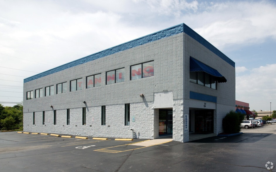 737-739 N Mayfair Rd, Milwaukee, WI à louer - Photo du bâtiment - Image 2 de 7