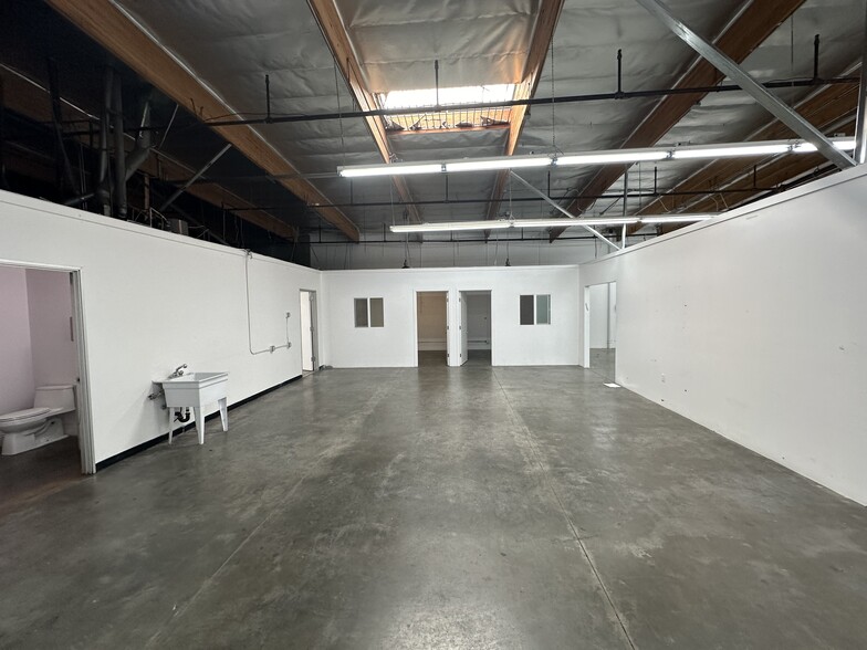 3431-3495 S Main St, Los Angeles, CA for lease - Building Photo - Image 2 of 9