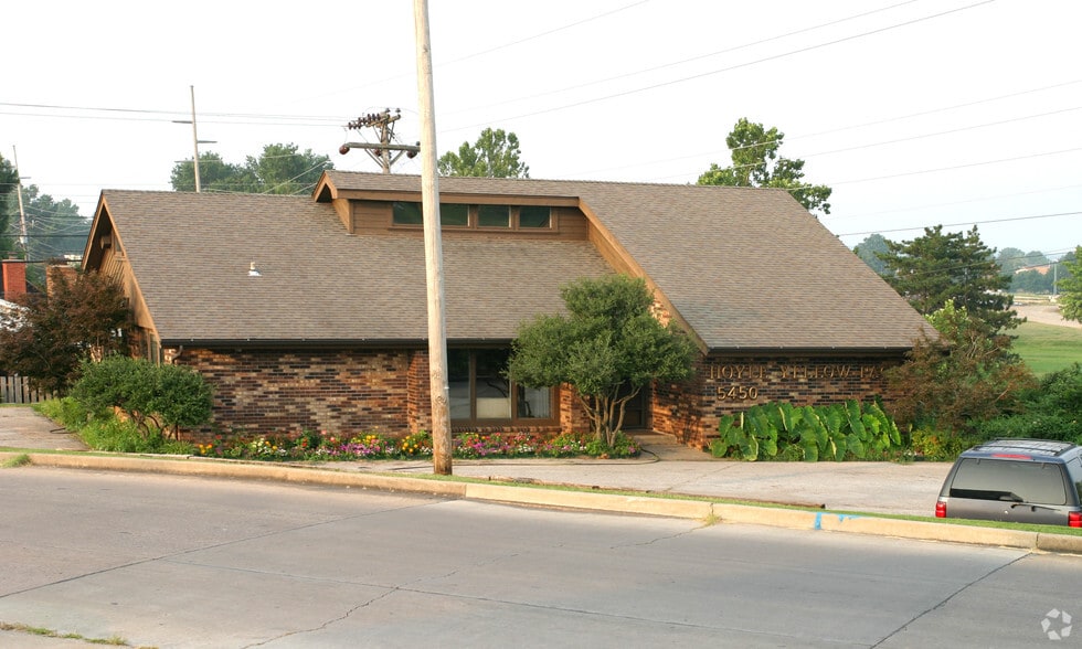 5746 E Skelly Dr, Tulsa, OK à louer - Photo du bâtiment - Image 2 de 3