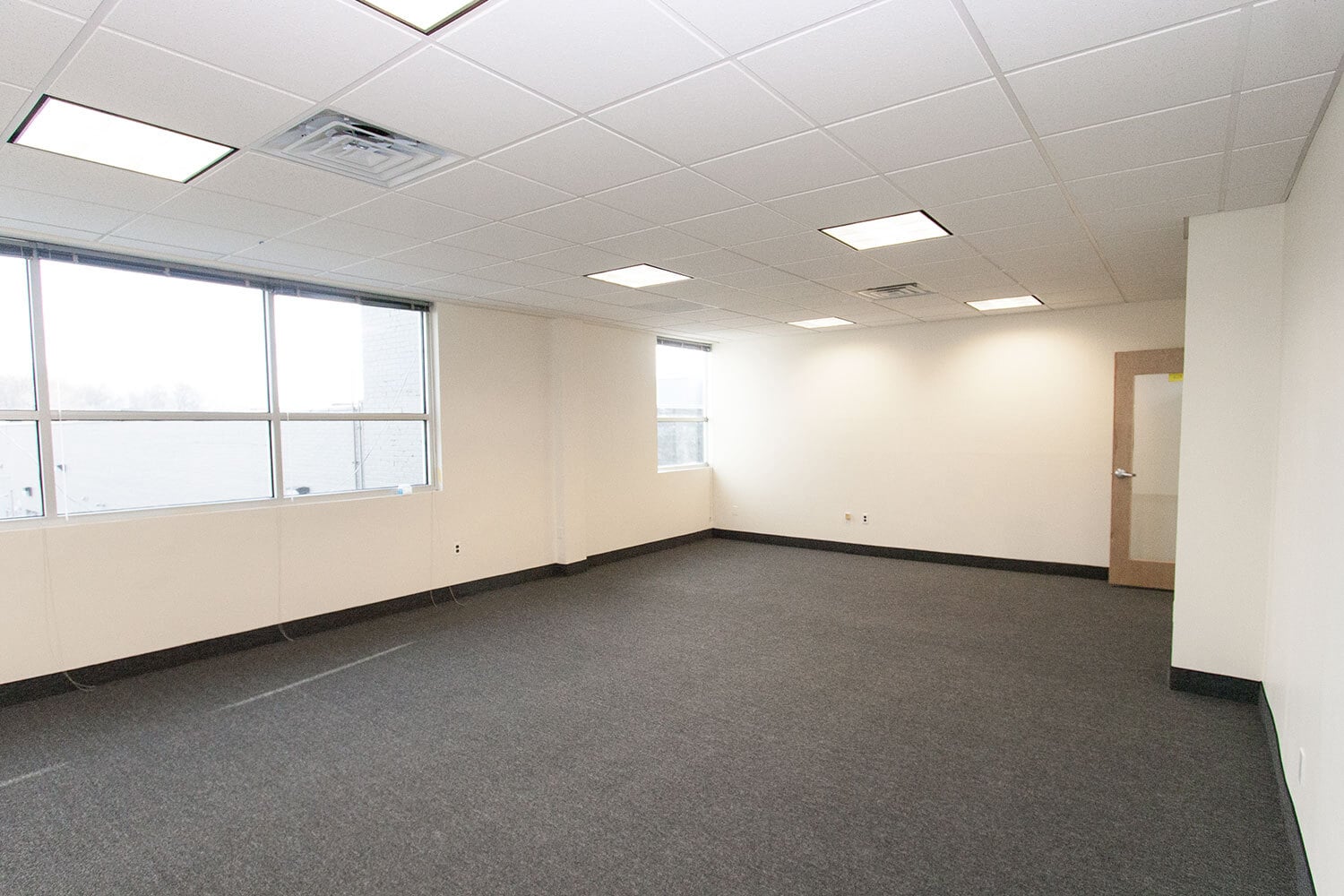 471 S Oxford Valley Rd, Fairless Hills, PA for lease Interior Photo- Image 1 of 4