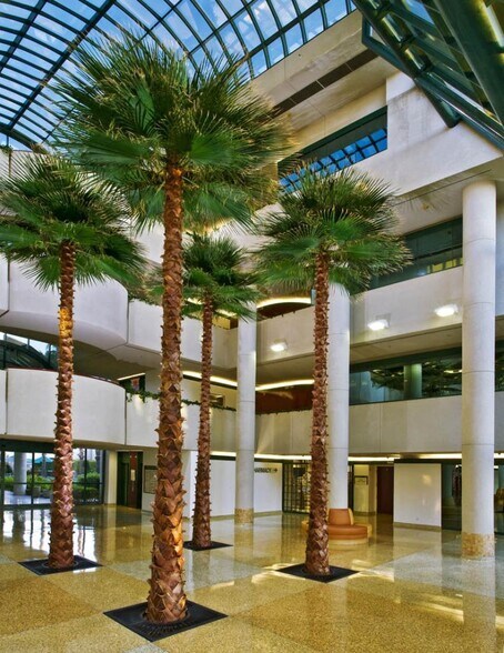 14642 Newport Ave, Tustin, CA à louer - Photo du bâtiment - Image 3 de 13