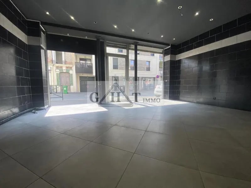 Retail in Alfortville for sale Interior Photo- Image 1 of 5
