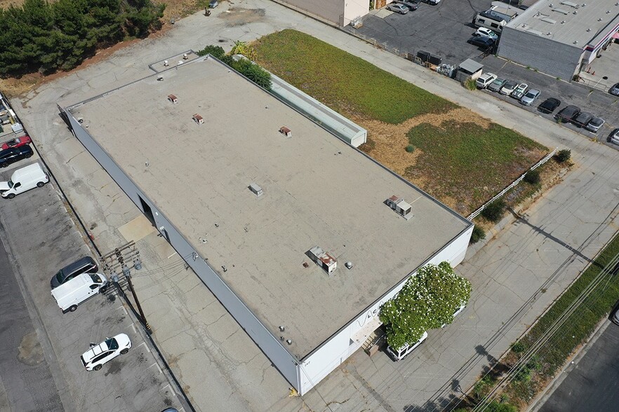 711-717 Monterey Pass Road portfolio of 2 properties for sale on LoopNet.ca - Building Photo - Image 2 of 11