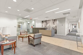 7918 Jones Branch Dr, McLean, VA à louer Photo intérieure- Image 2 de 8